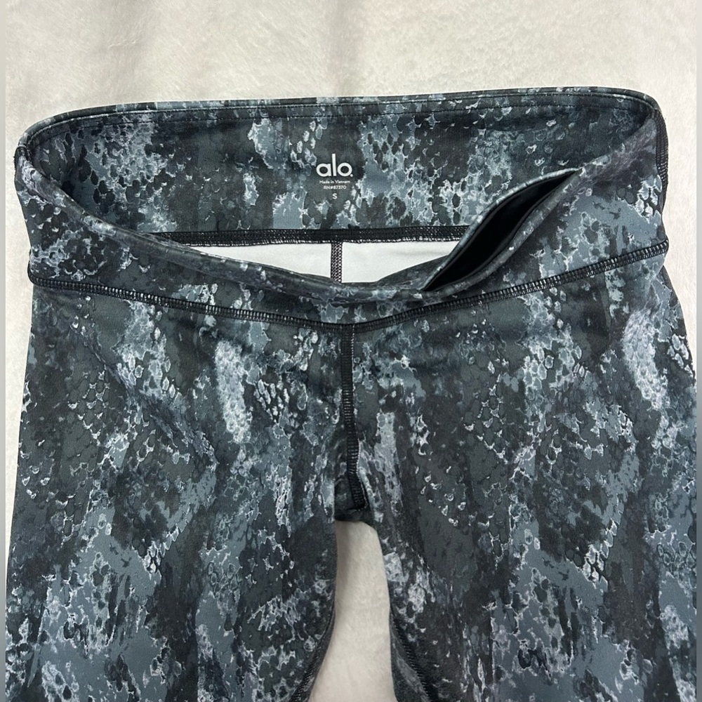 Alo Yoga Airbrush Full Length Leggings Black/Gray Python Snake Women’s Sz Small - Picture 7 of 10